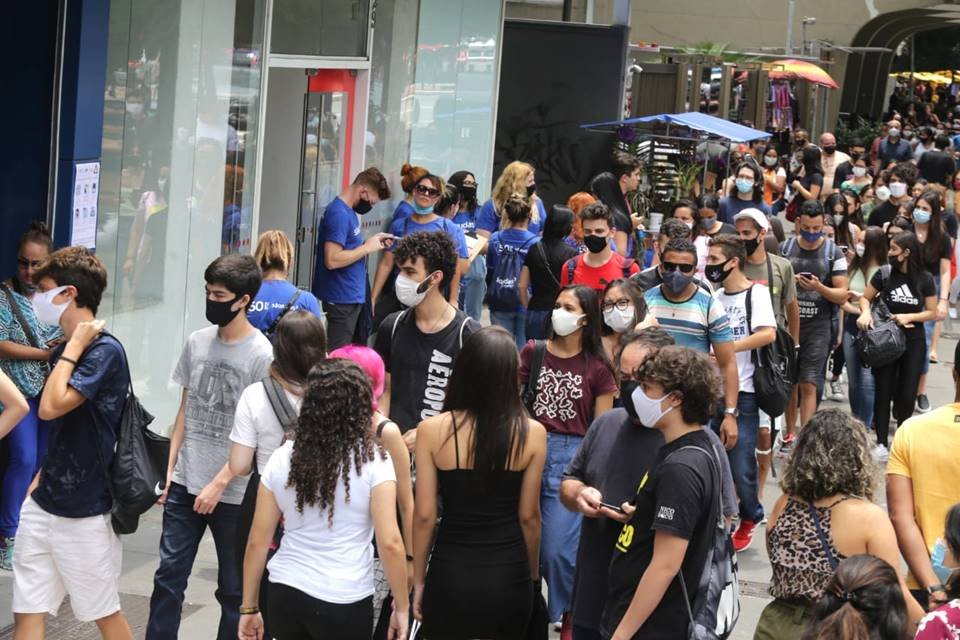 Candidatos chegam na entrada para o segundo dia de prova do Enem na universidade Cruzeiro do Sul, na avenida Paulista, região central de São Paulo, nesta tarde de domingo (24)