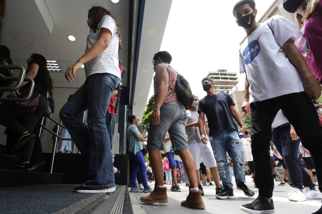Candidatos chegam na entrada para o segundo dia de prova do Enem na universidade Cruzeiro do Sul, na avenida Paulista, região central de São Paulo, nesta tarde de domingo (24)