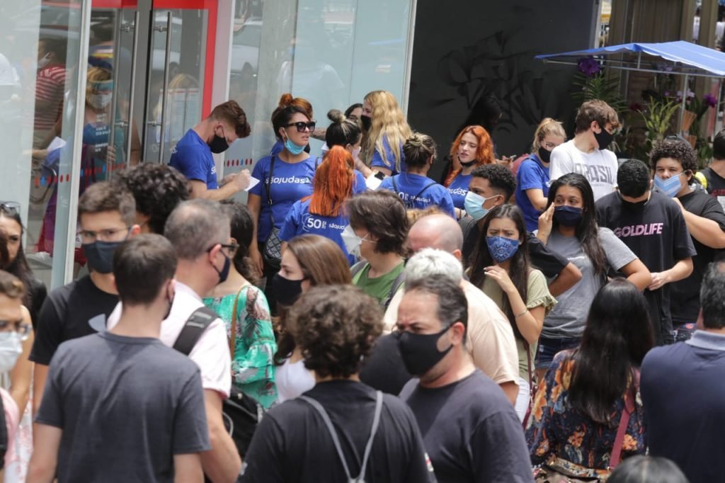 Candidatos chegam na entrada para o segundo dia de prova do Enem na universidade Cruzeiro do Sul, na avenida Paulista, região central de São Paulo, nesta tarde de domingo (24)