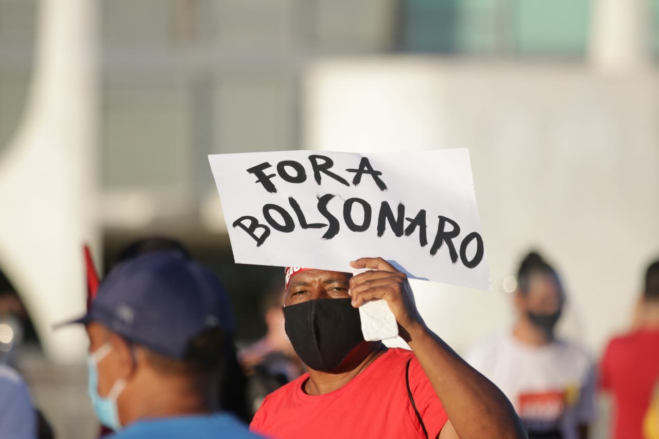 Manifestantes pedem  o impeachment de Bolsonaro