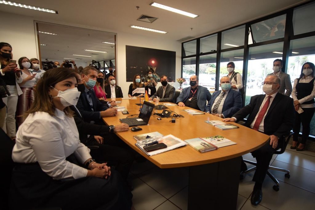 Governador Ibaneis Rocha visita a fábrica da União Química