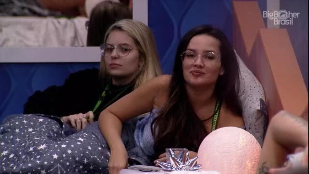 Juliette e Viih Tube na cama no BBB21