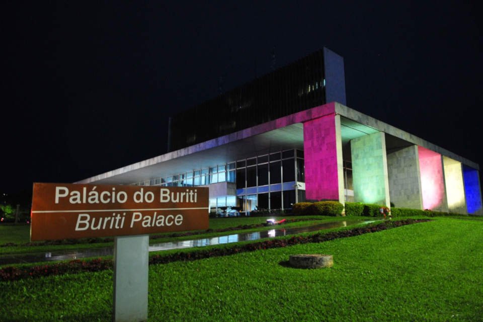 prédio com cores do arcoíris