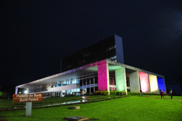 prédio com cores do arcoíris