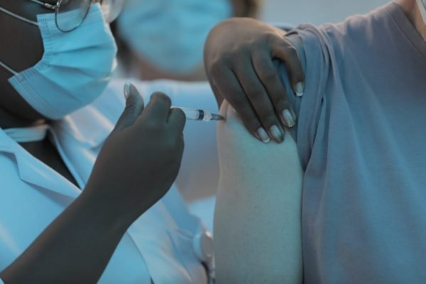 Rio de Janeiro dá inicio a nova fase de vacinação contra a Covid-19 nesta quarta feira 27/01 na Clínica da Família Estácio de Sá.