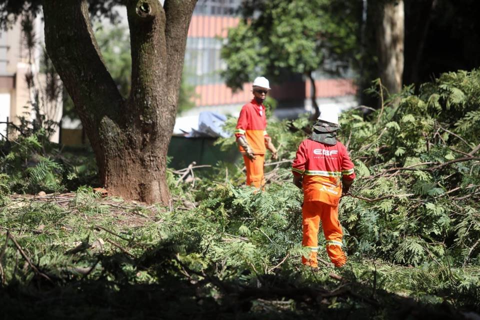 Estragos causados na 306 Norte após forte chuva