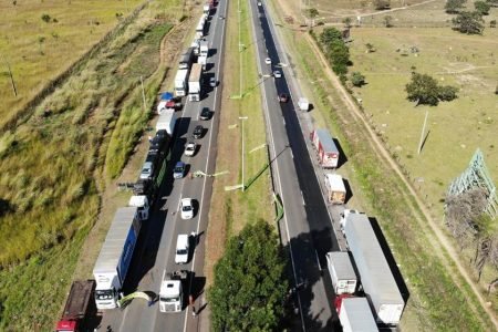 Divididos, caminhoneiros realizam paralisação nesta segunda-feira