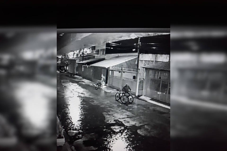 imagens de câmera de segurança de homens com biciletas