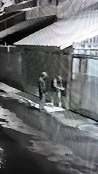imagens de câmera de segurança de homens com biciletas