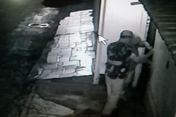 imagens de câmera de segurança de homens com biciletas