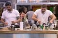 Caio e Rodolffo na cozinha do BBB21