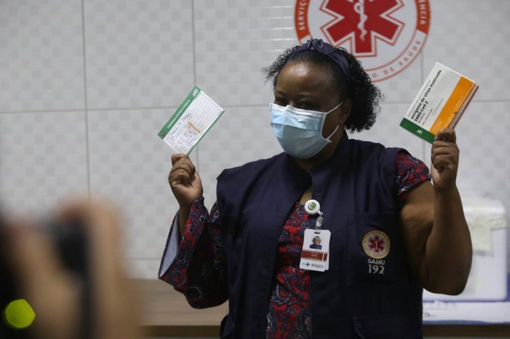 Socorristas e enfermeiras do Samu, tomam vacina contra a covid-19 em sao paulo 16
