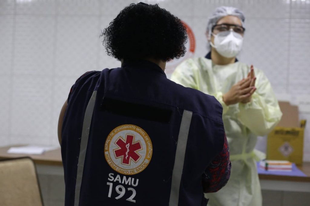 Socorristas e enfermeiras do Samu, tomam vacina contra a covid-19 em sao paulo 16