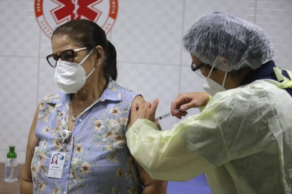 Socorristas e enfermeiras do Samu, tomam vacina contra a covid-19 em sao paulo 16
