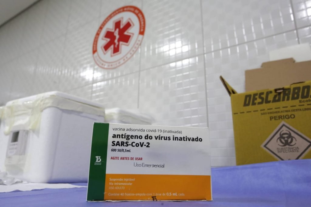Socorristas e enfermeiras do Samu, tomam vacina contra a covid-19 em sao paulo 16