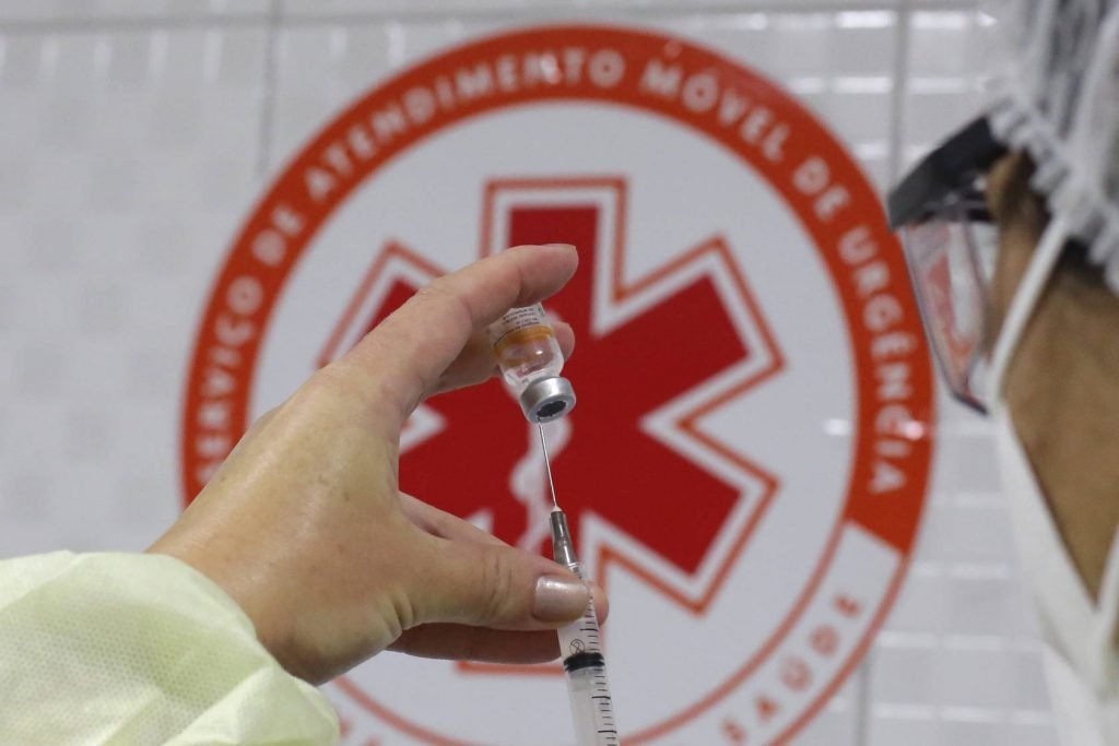 Socorristas e enfermeiras do Samu, tomam vacina contra a covid-19 em sao paulo 16