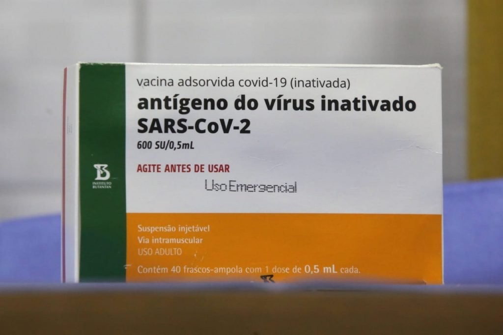 Socorristas e enfermeiras do Samu, tomam vacina contra a covid-19 em sao paulo 16