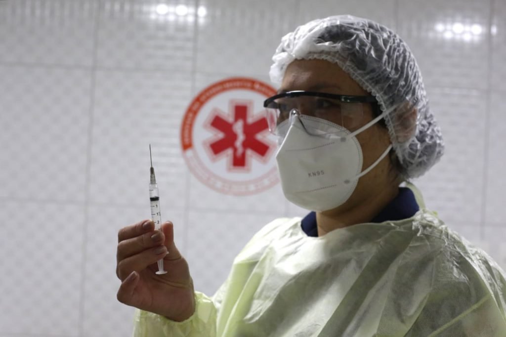 Socorristas e enfermeiras do Samu, tomam vacina contra a covid-19 em sao paulo 16
