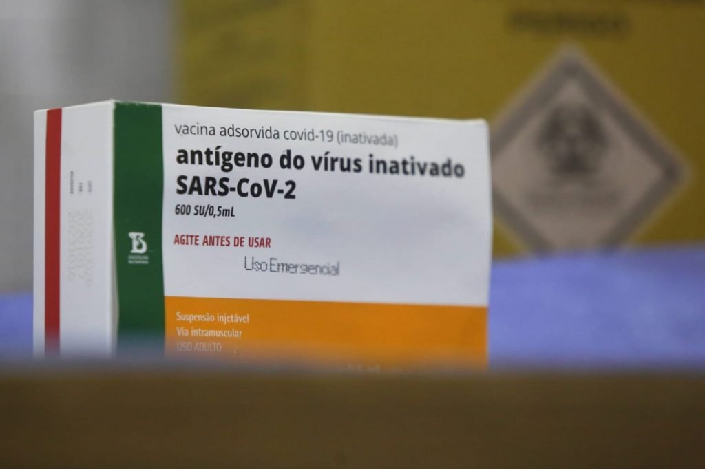 Socorristas e enfermeiras do Samu, tomam vacina contra a covid-19 em sao paulo 16