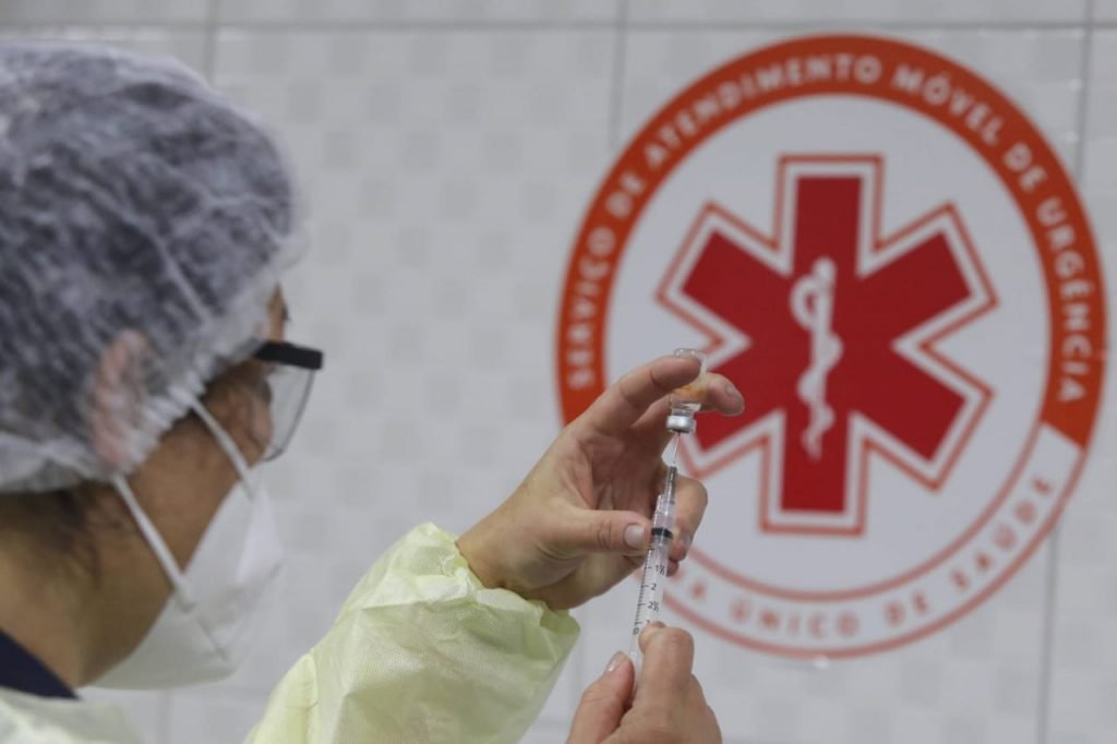 Socorristas e enfermeiras do Samu, tomam vacina contra a covid-19 em sao paulo 16