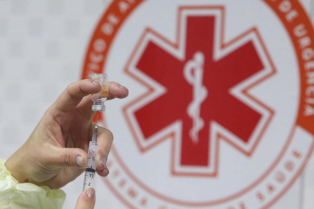Socorristas e enfermeiras do Samu, tomam vacina contra a covid-19 em sao paulo 16