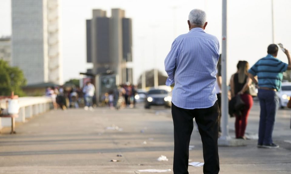 Humanos poderiam viver até 130 anos, diz estudo