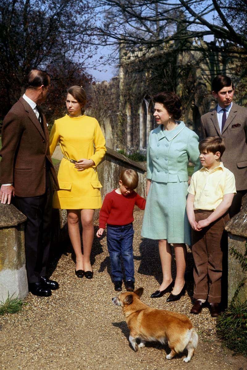 Família Real, rainha Elizabeth e príncipe Philip com os filhos Charles, Anne, Andrew e Edward
