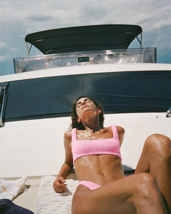 Bruna Marquezine com biquíni de textura atoalhada