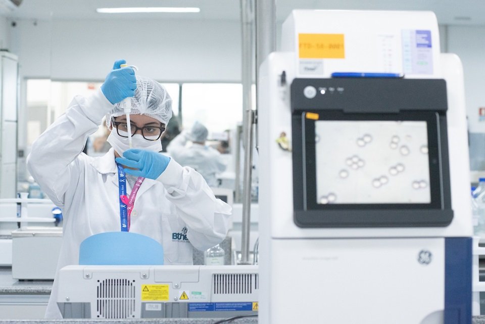 Cientista em laboratório