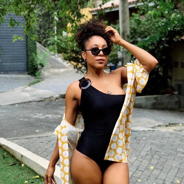 Negra Li camisa e biquíni