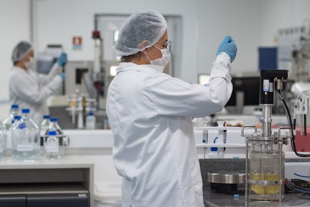 Cientista em laboratório