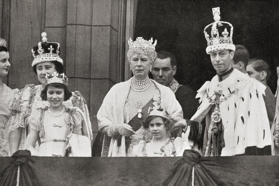Coroação do rei George VI no Buckingham Palace em 1937. Elizabeth Bowes-Lyon, a rainha Mary, o rei George V I, com as princesas Elizabeth e Margaret