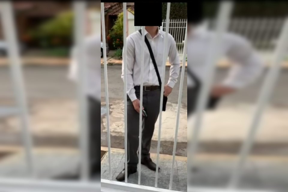 homem no portão