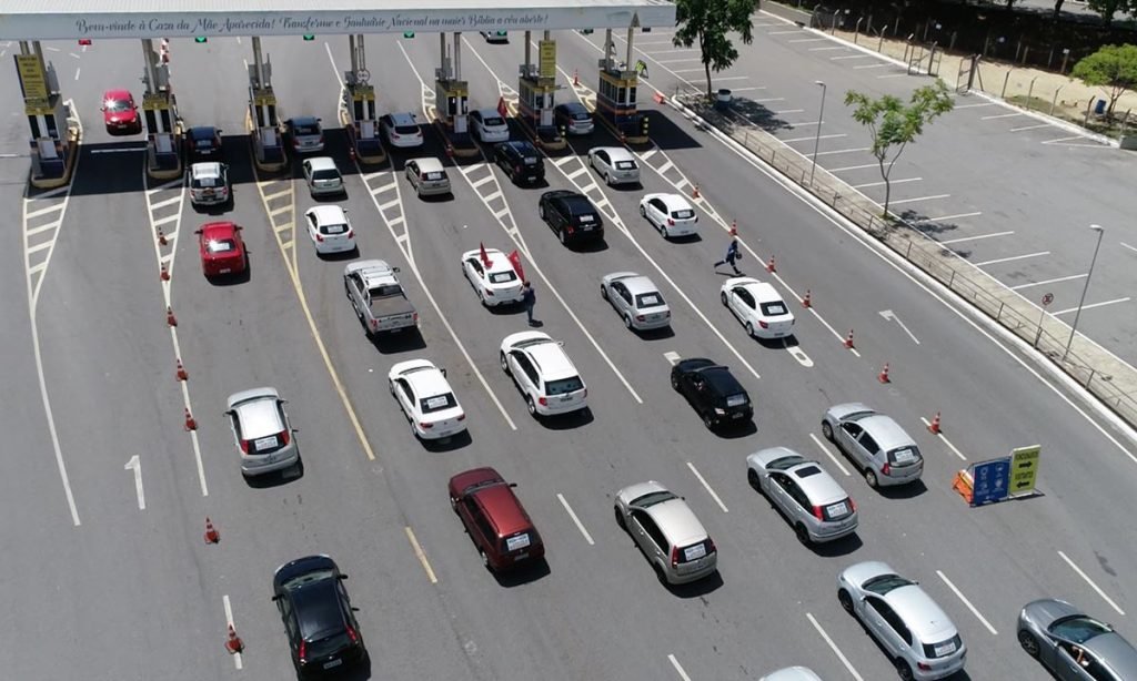Trabalhadores da Ford em Taubaté fazem carreata para Santuário de Aparecida