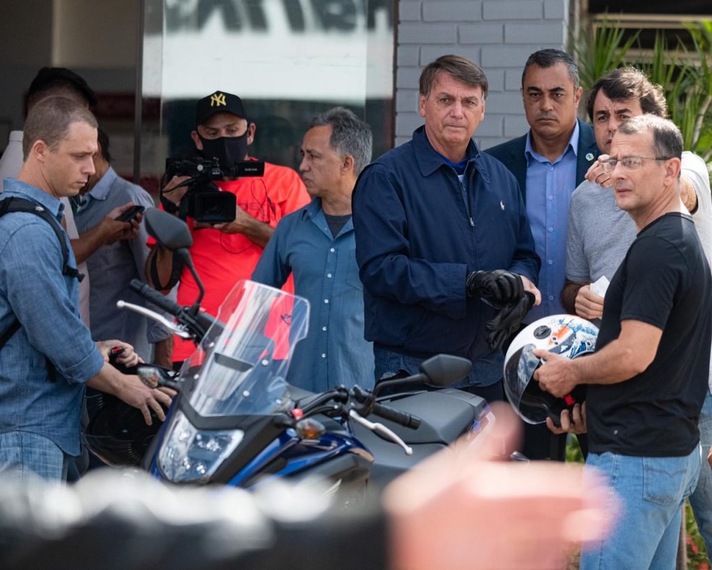 Presidente Jair Bolsonaro faz revisão em sua moto na concessionária Freedom do sia, na manhã desse sábado (30/1).
