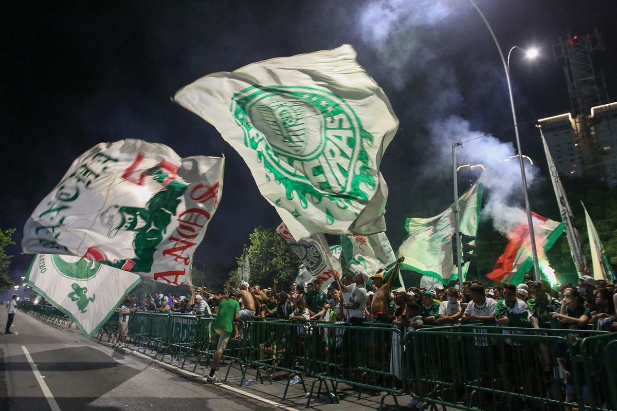 Festa na madrugada: jogadores do Palmeiras são recebidos por torcida no CT