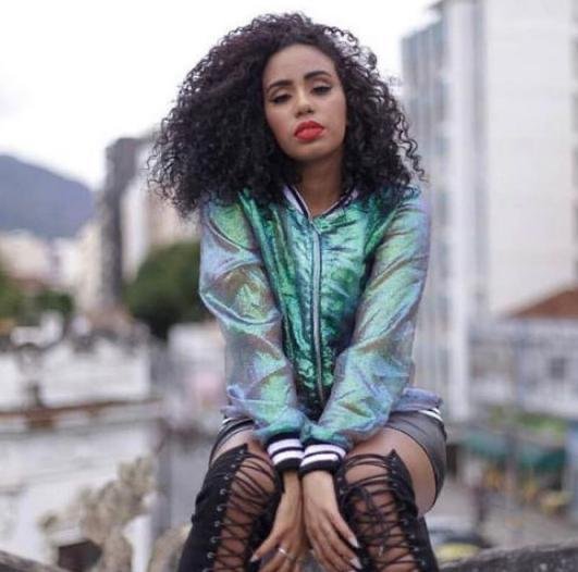 Alline é dançarina de Anitta