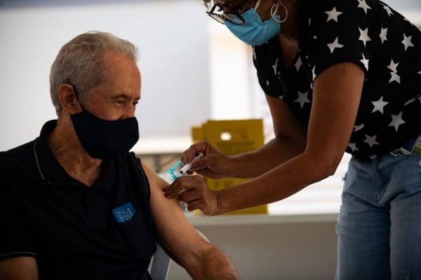 Vacinação de idosos contra a Covid-19