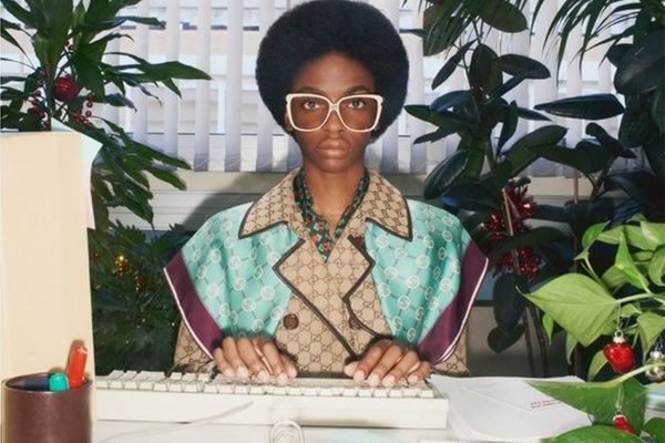 Modelo de óculo com teclado, em campanha da Gucci