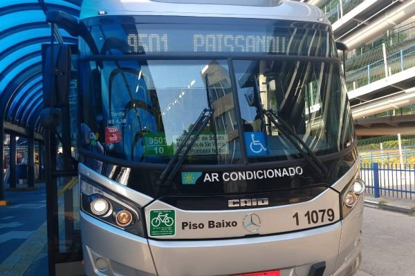 Ônibus municipal da SPTrans estacionado em terminal na capital paulista; linhas terão tarifa zero aos domingos na capital paulista - Metrópoles