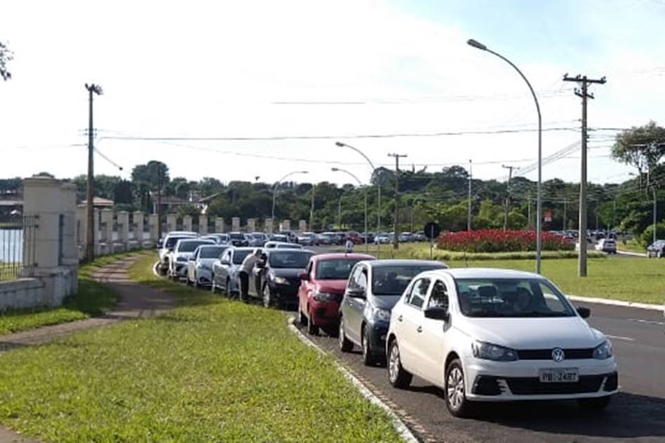 Fila de carro para vacinação drive-thru no DF
