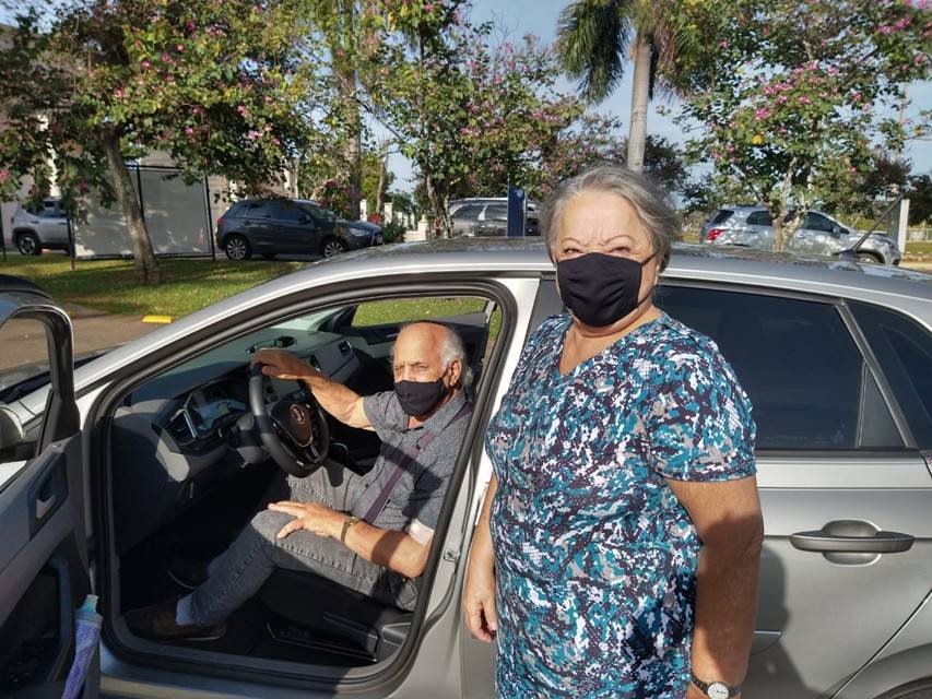 Casal de idosos vacinados contra a Covid no DF