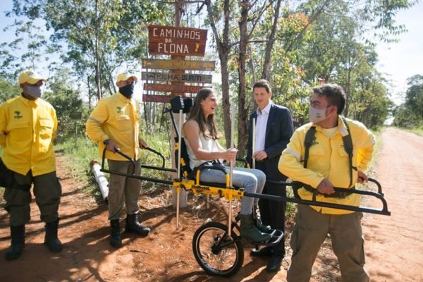 Parque da Floresta Nacional ganha cadeiras de rodas adaptadas para trilhas
