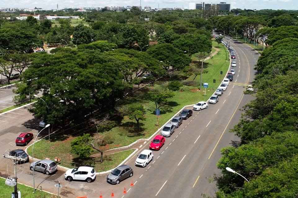 Engarrafamento em Drive-Thru para vacinação contra covid-19 no DF