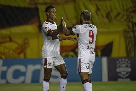 Bruno Henrique e Gabigol comemoram gol pelo Flamengo