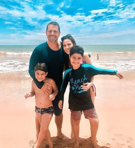 Wanessa com o marido, Marcus Buaiz, e os filhos, José Marcus e João Francisco
