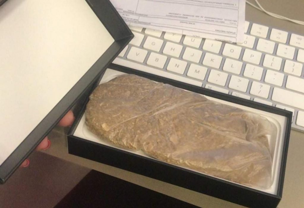 mulher compra iPhone e recebe saco de areia