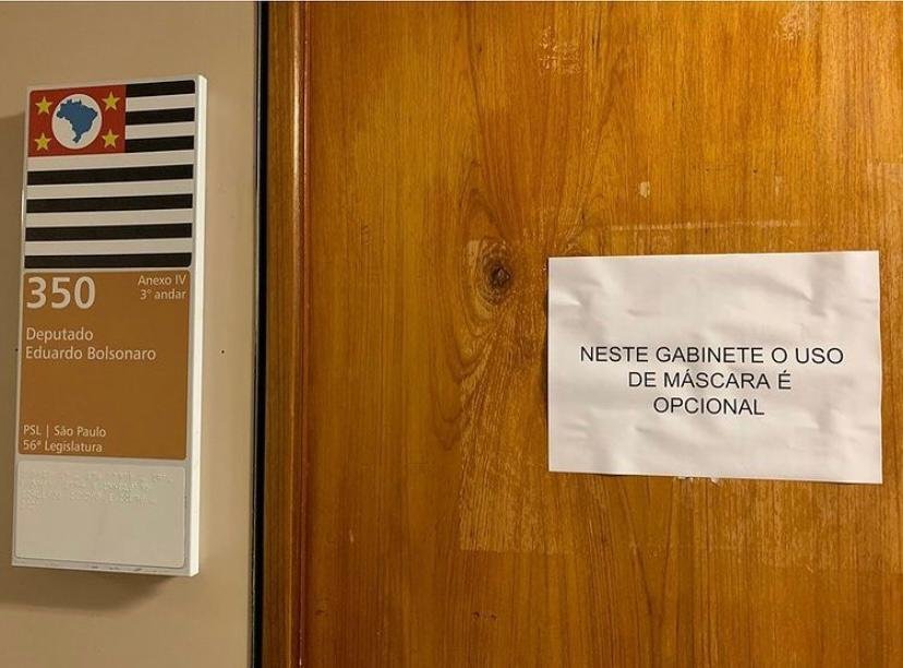 Eduardo Bolsonaro desobriga uso de máscara em seu gabinete na Câmara