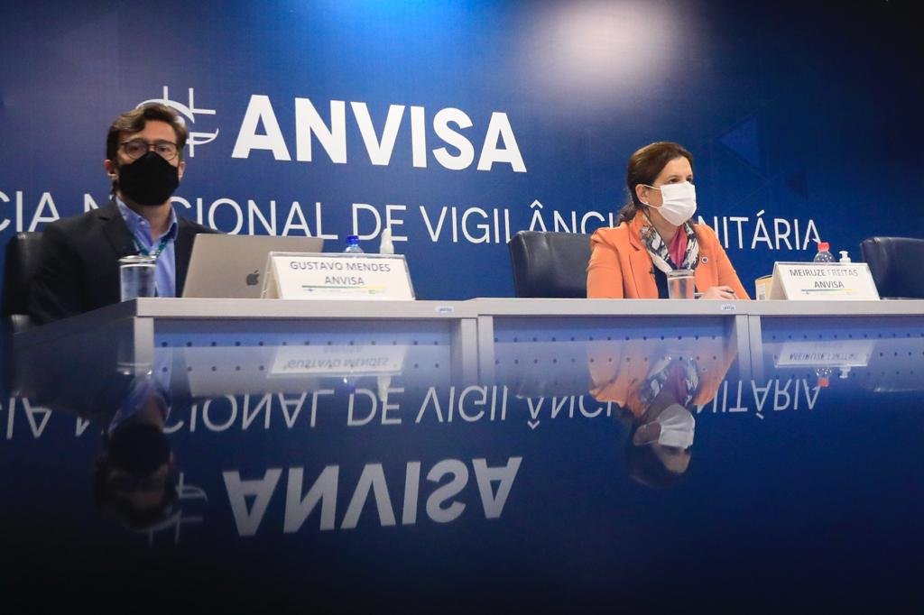 Coletiva de imprensa sobre alterações no Guia de Uso Emergencial de Vacinas contra a Covid-19 na ANVISA em Brasília. Diretora da segunda diretoria da ANVISA, Meiruze Freitas e Gustavo Mendes, gerente geral de medicamentos