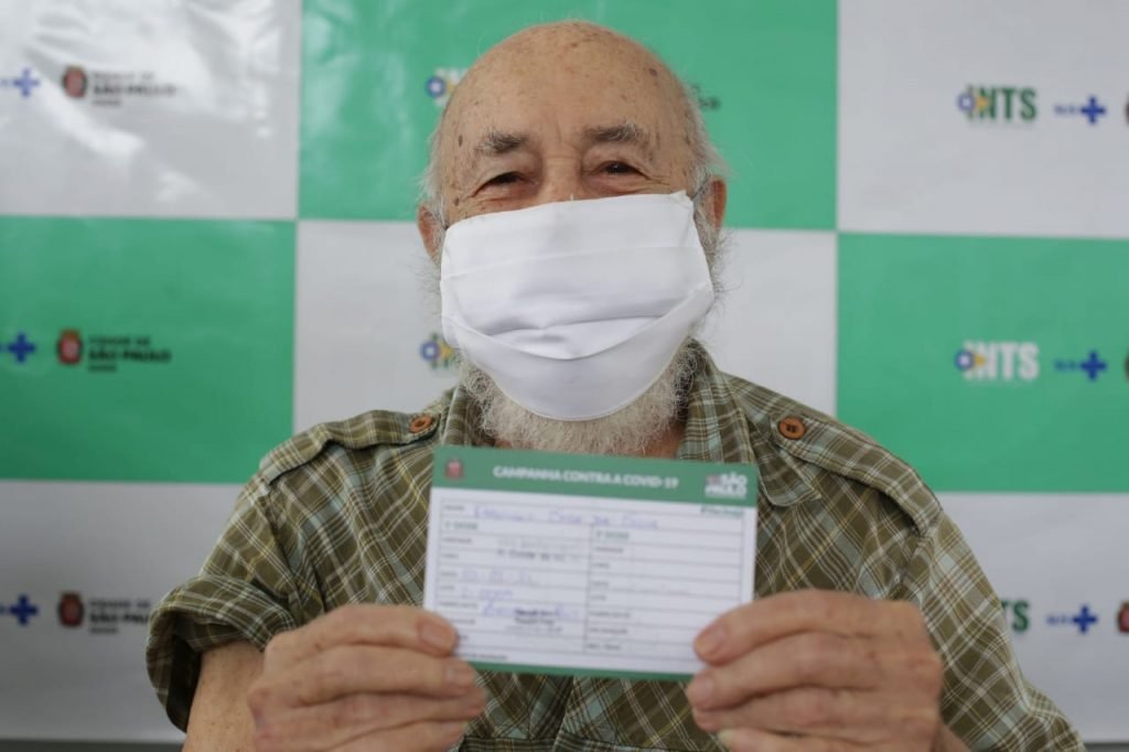 Idosa é vacina contra Covid-19 e exibe comprovante
